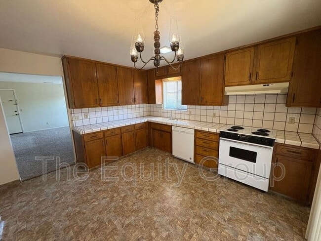 Building Photo - 811 W Arlen Ct