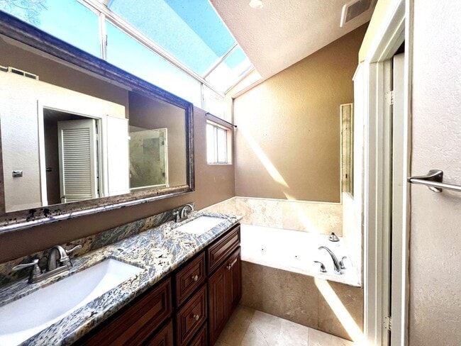 Building Photo - Beautiful 4 Bedroom, 2.5 Bath Single Famil...