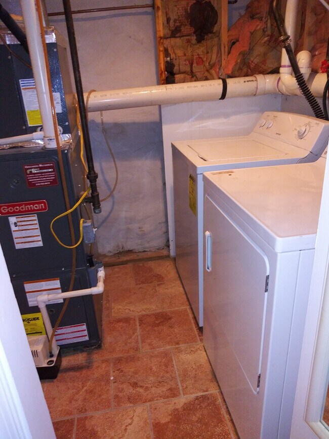 Building Photo - 733 Carpenter St