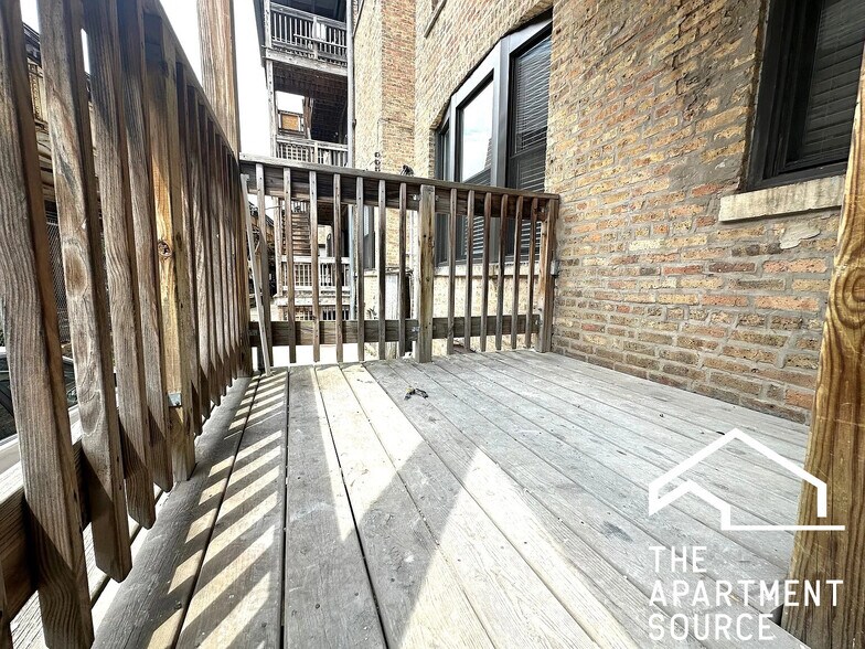Building Photo - 3830 N Wilton Ave