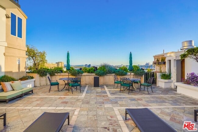 Building Photo - 435 N Oakhurst Dr