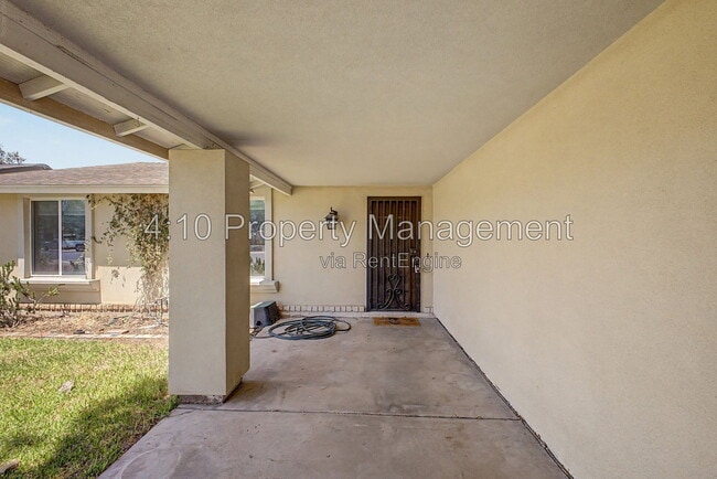 Building Photo - 2104 N Comanche Dr