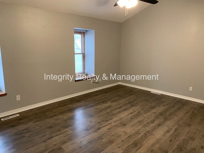 Building Photo - 7565 S Cove Cir