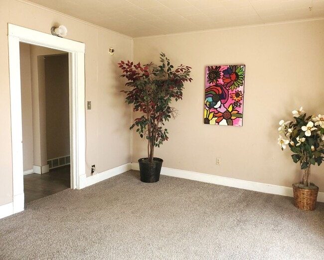Building Photo - 1/2 off sec dep! Charming 1+-Bedroom Loft ...