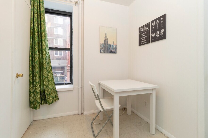 Building Photo - 327 E 92nd St