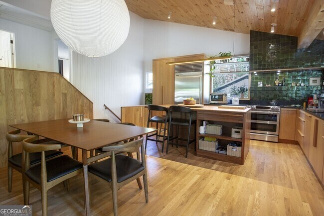 Building Photo - 8885 Bay Dr