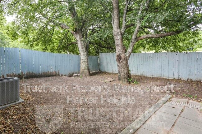 Building Photo - 932 Maplewood Dr