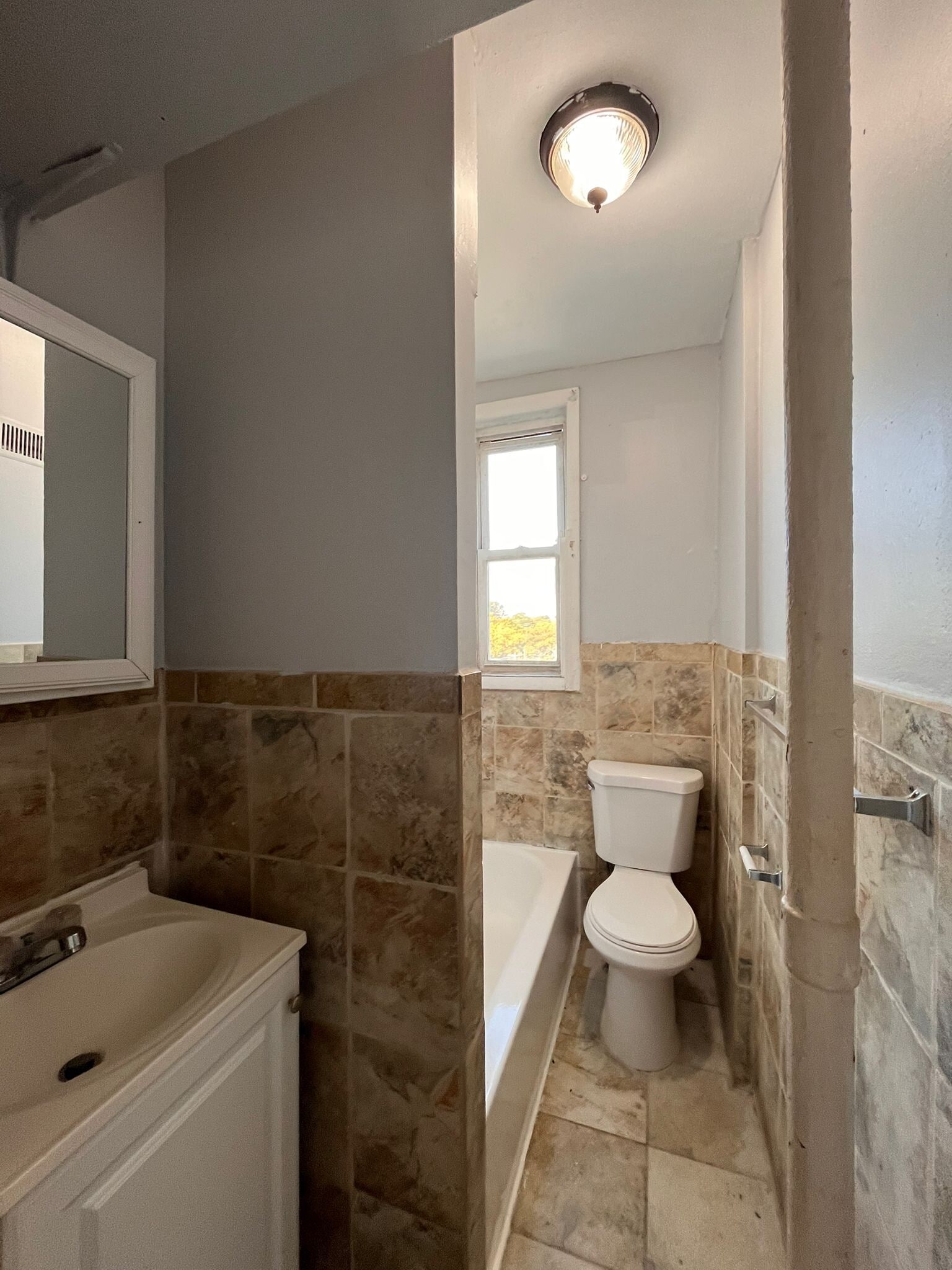 Building Photo - 80 Lake St