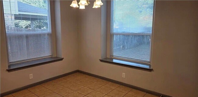 Building Photo - 2228 Nestlewood Dr