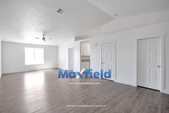 Building Photo - Upstairs Unit - St George - Near Costco and Home Depot Available Now - 3 BD 2 BA 2 GAR