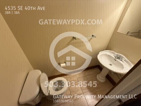 Building Photo - 4535 SE 40th Ave