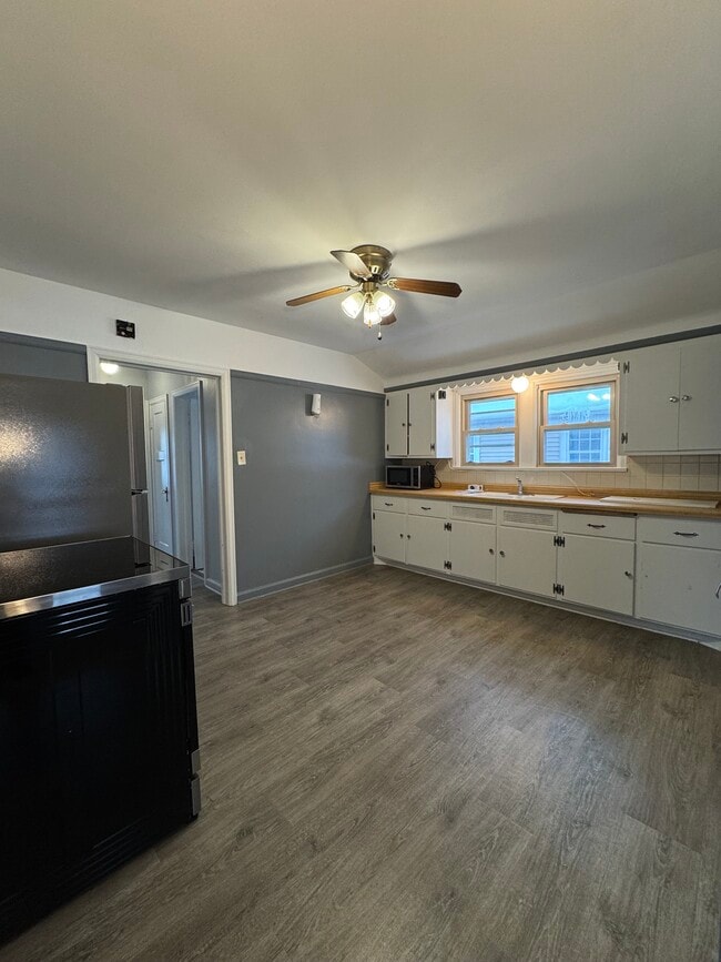 Building Photo - 5733 W Fillmore Dr