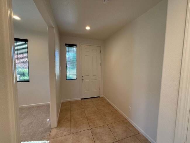 Building Photo - 3 bedroom single story in Manteca!
