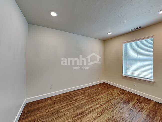 Building Photo - 3028 E S Village Dr