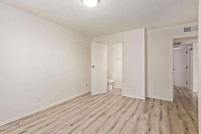 Building Photo - 2633 W Ocotillo Rd