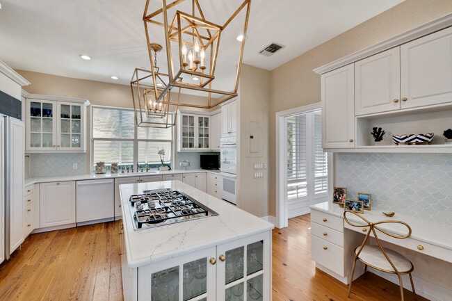 Building Photo - 121 Damfino St