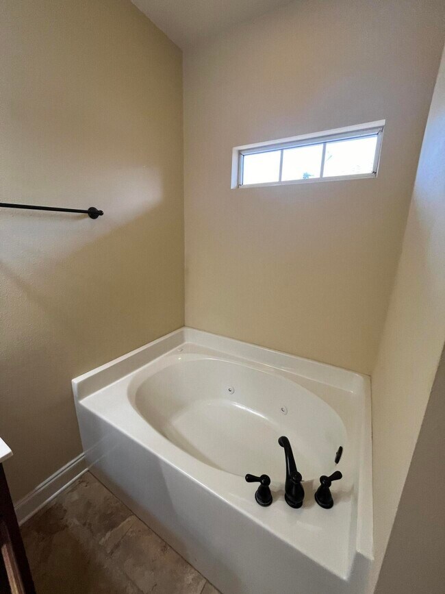 Building Photo - 808 Pine Alley St