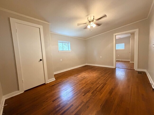 Building Photo - 3107 Alameda Dr
