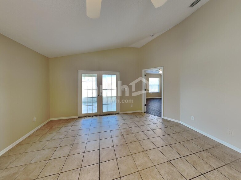 Building Photo - 2465 Saint Pauls Dr