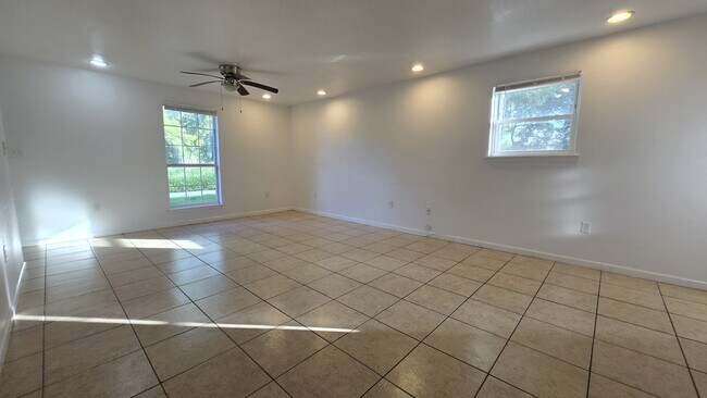 Building Photo - 2431 Octavia Dr