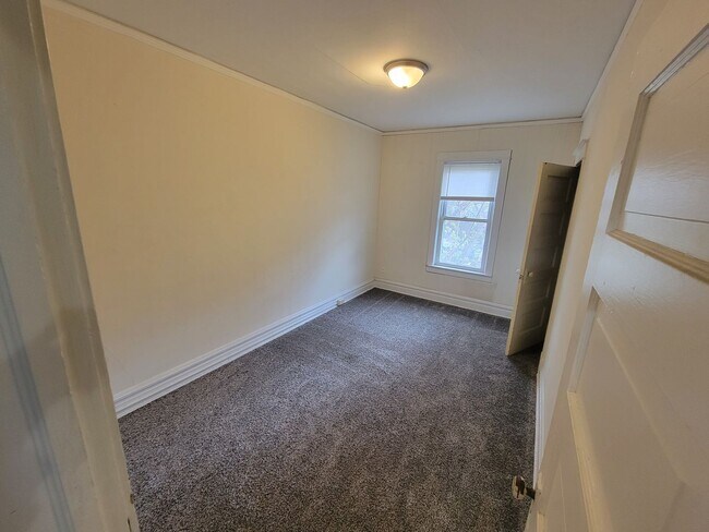 Building Photo - AVAILABLE JUNE - 4 Bed 1 Bath Located In East Hillside