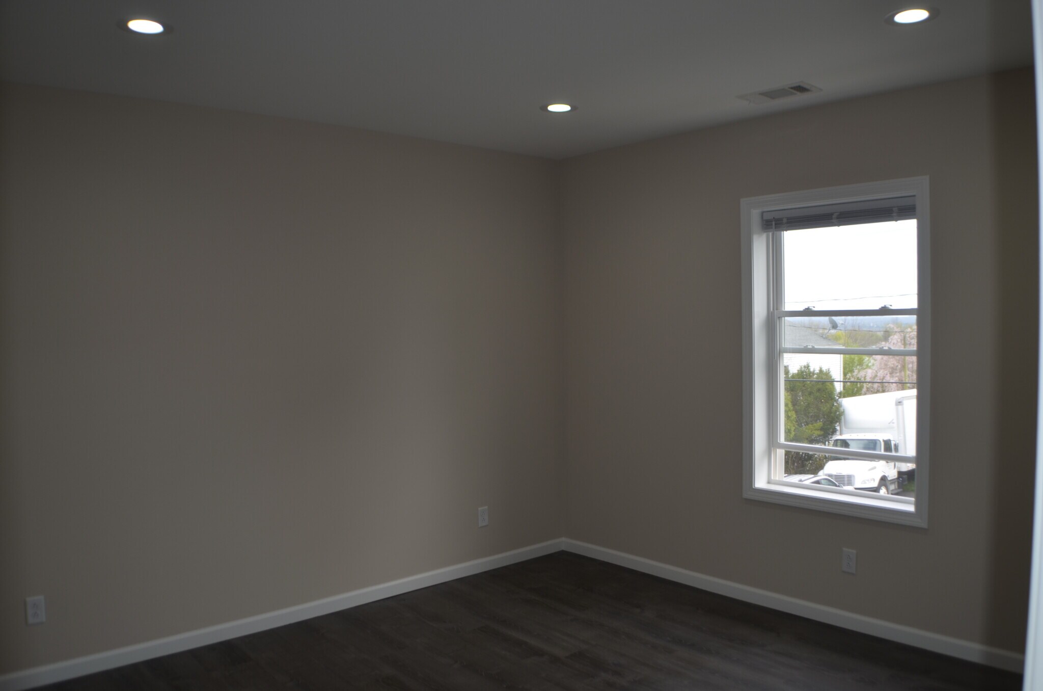 Building Photo - 563 Burritt St