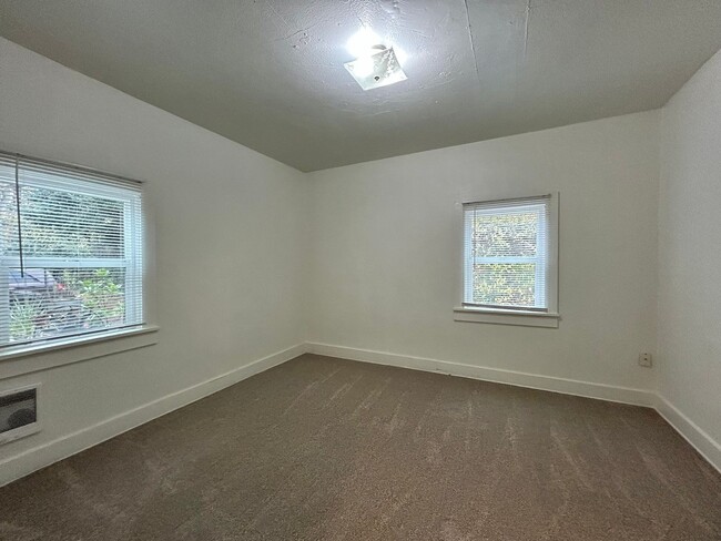 Building Photo - 231 NE 4th Ave