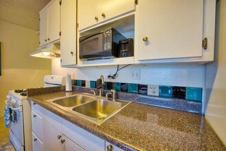 Building Photo - 355 Kalanianaole St