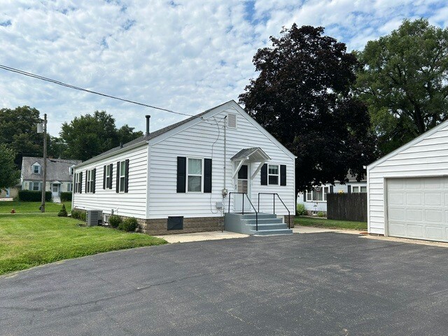Building Photo - 518 Bremer St
