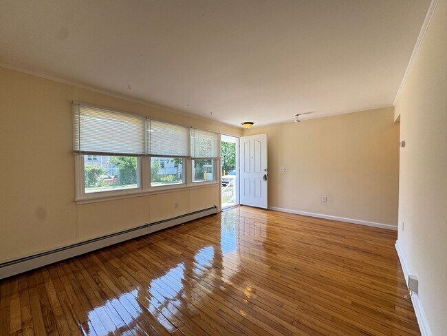 Building Photo - 27 Savin Ct