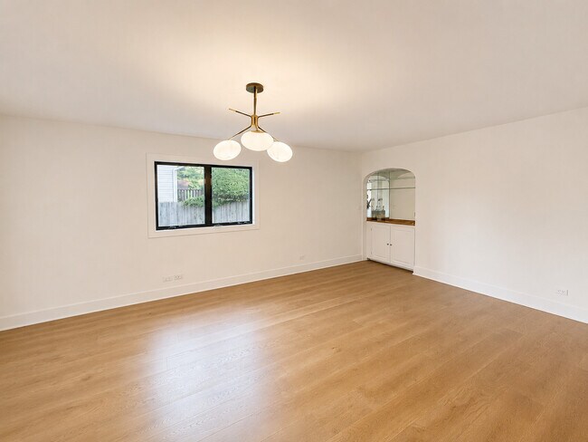 Building Photo - 707 W Woodland Rd