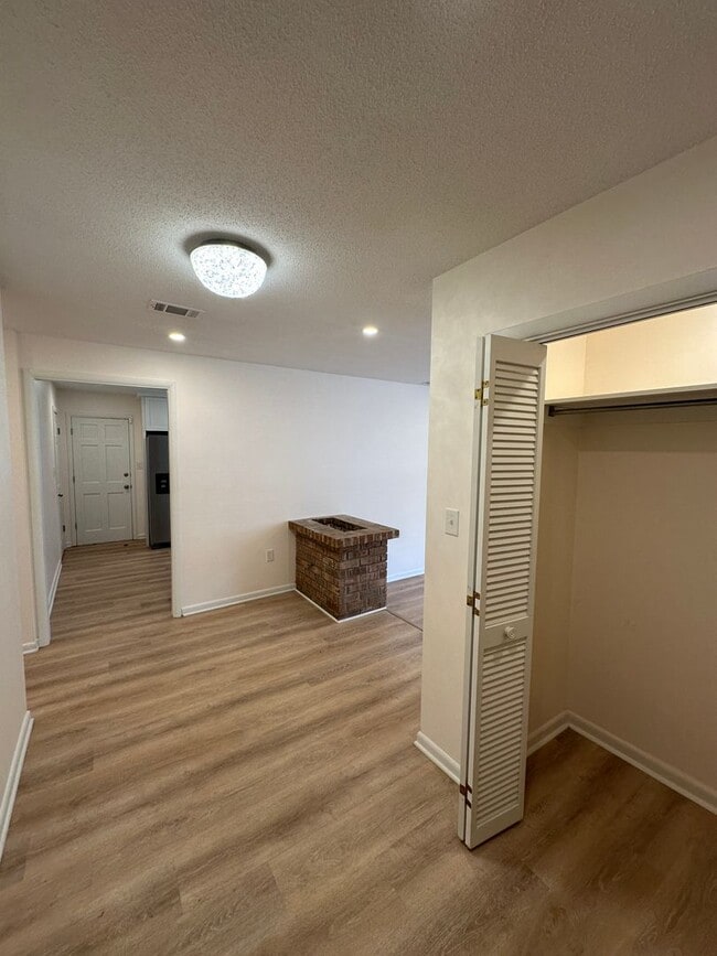 Building Photo - 3 BED | 2 BATH | TWO CAR GARAGE | LARGE FRONT AND BACK YARDS | AVAILABLE NOW