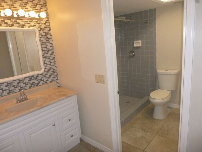 Building Photo - 301 Bloomingfield Dr