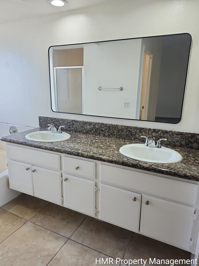 Building Photo - Spacious & Convenient 3-Bedroom Townhouse