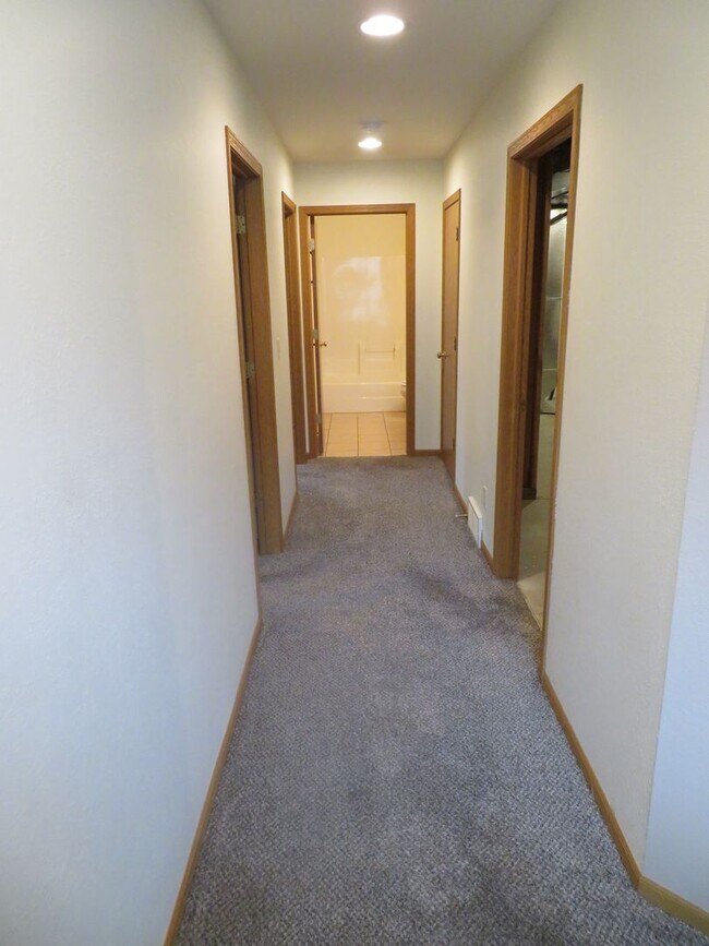 Building Photo - Raco 130/134 Nordic