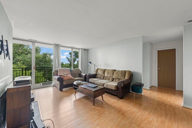 Building Photo - 5820 Oakwood Dr