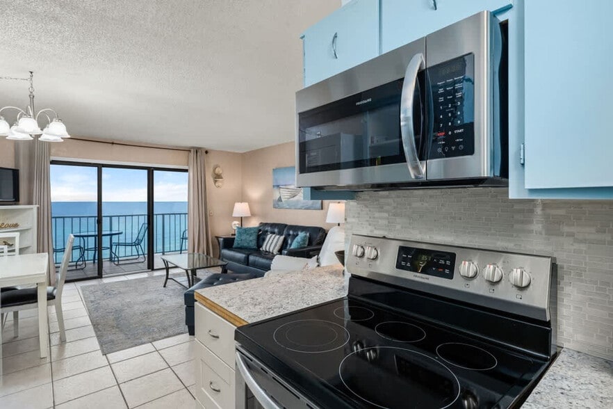 Building Photo - 8743 Thomas Dr