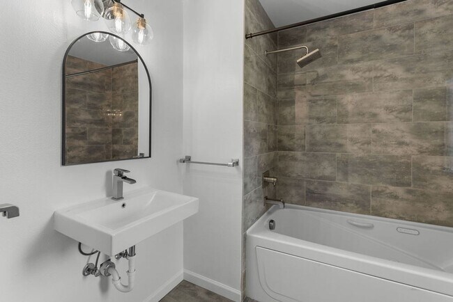 Building Photo - 4 Bedroom, 2.5 Bathroom in Lakeside Terrac...