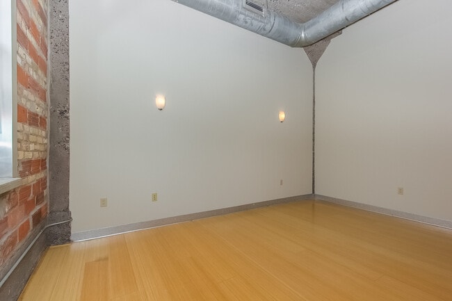 Building Photo - 521 S 7th St