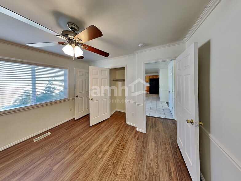 Building Photo - 523 E Center St