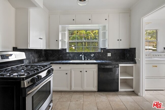 Building Photo - 3032 Oakhurst Ave