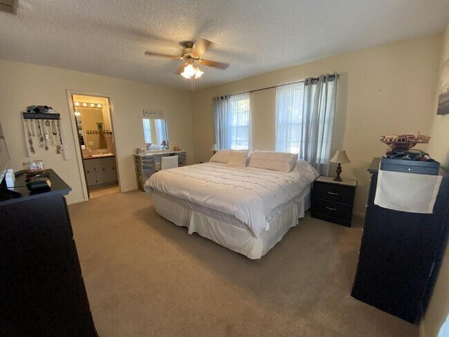 Building Photo - 5510 Greentree Ave