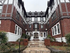 Building Photo - 701 W Locust St