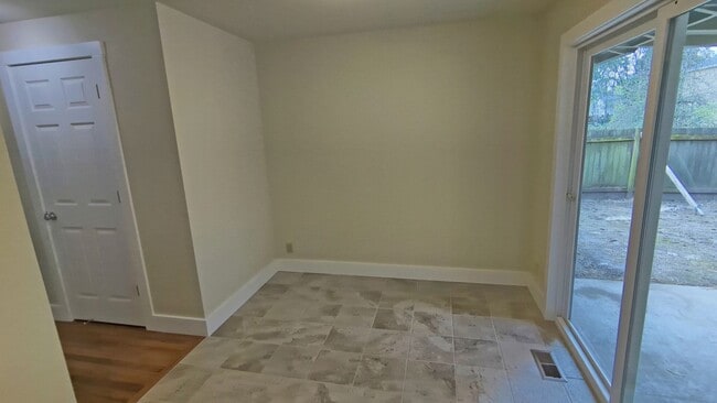 Building Photo - 2 bedroom 1 bath single level duplex