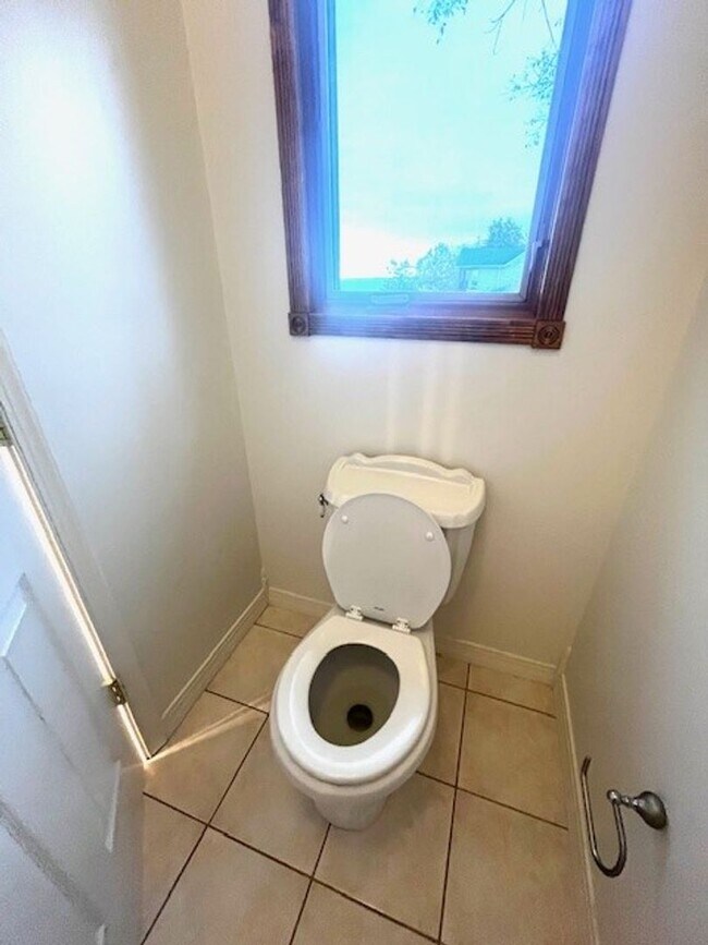 Building Photo - Gorgeous Water Front Home with Beach Access