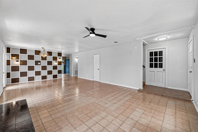 Building Photo - 1119 Pinecroft Dr