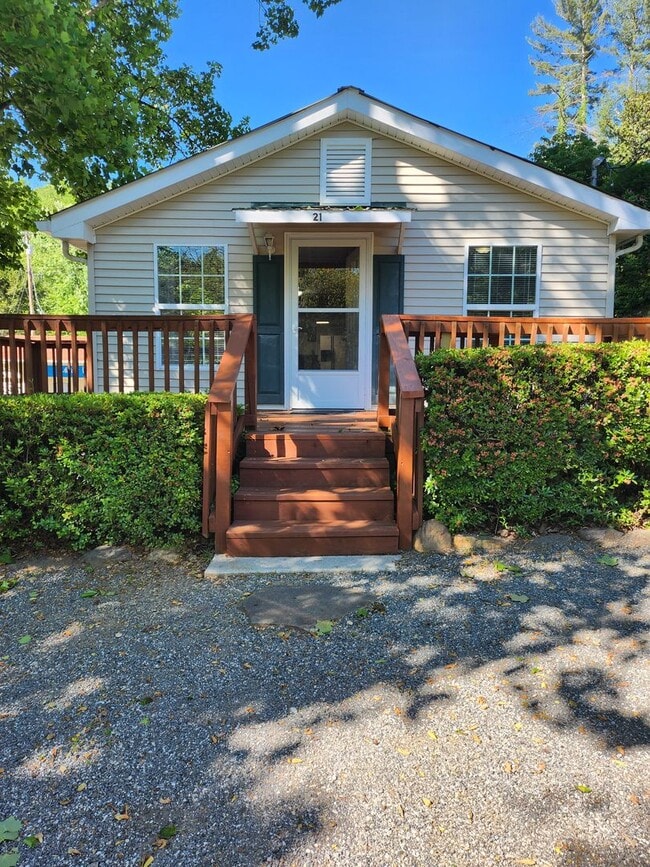 Building Photo - Location, Location, Location!! $1350 a month, available now for year-long lease