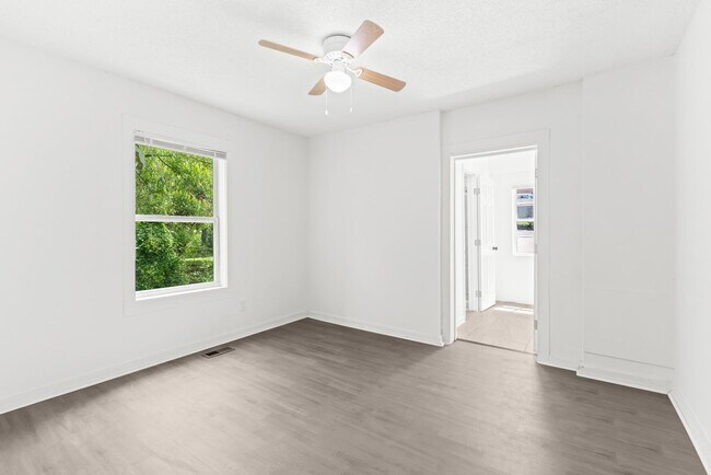 Building Photo - Stylish & Newly Renovated 4 Bedroom 2 Bath...
