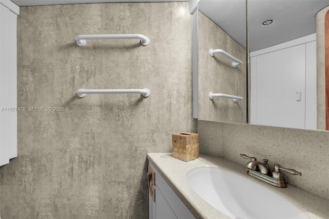 Building Photo - 232 W Seaview Dr