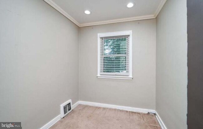 Building Photo - 321 Linden Ln